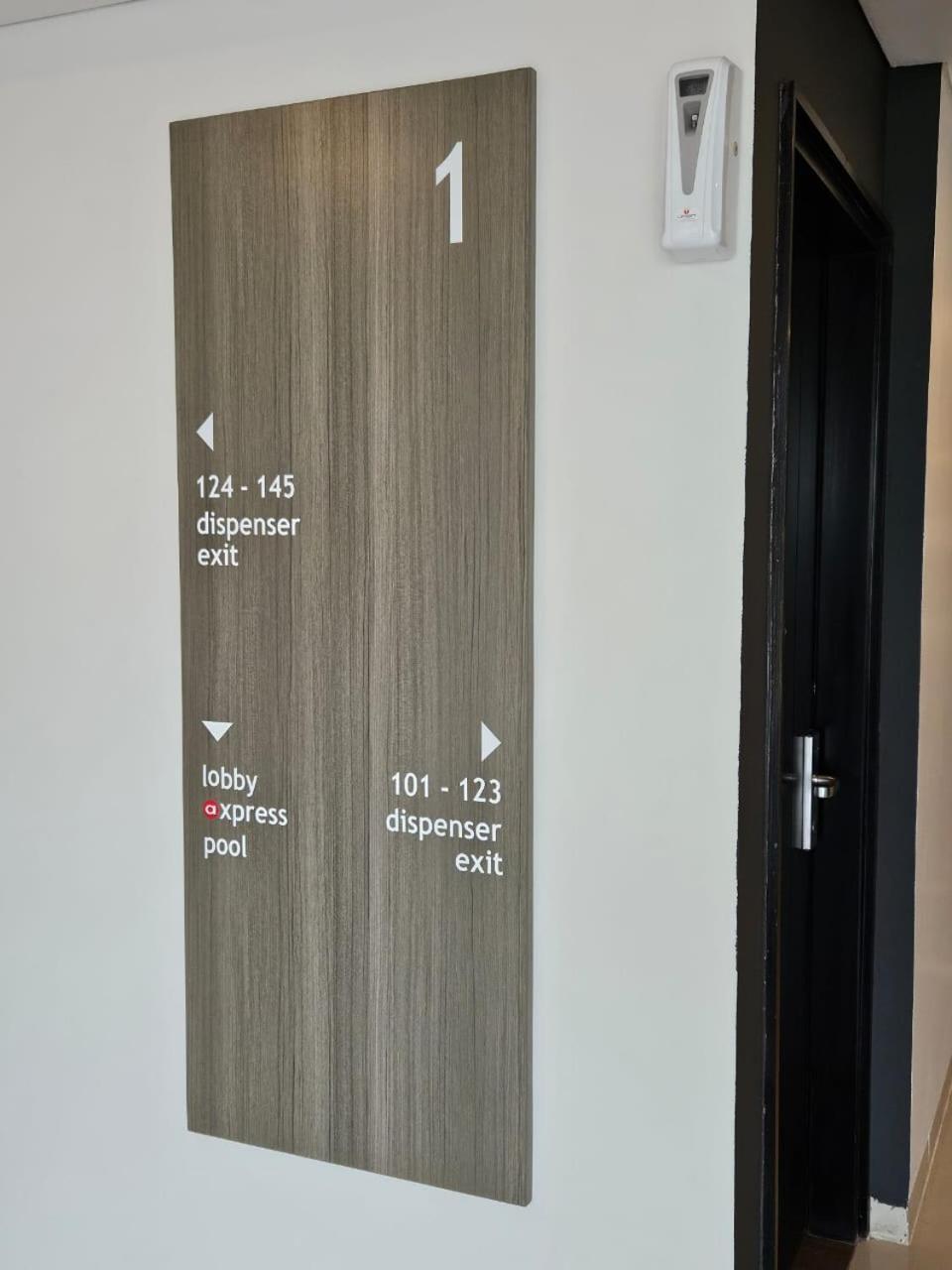 Amaris Hotel Cihampelas Bandung Exterior photo