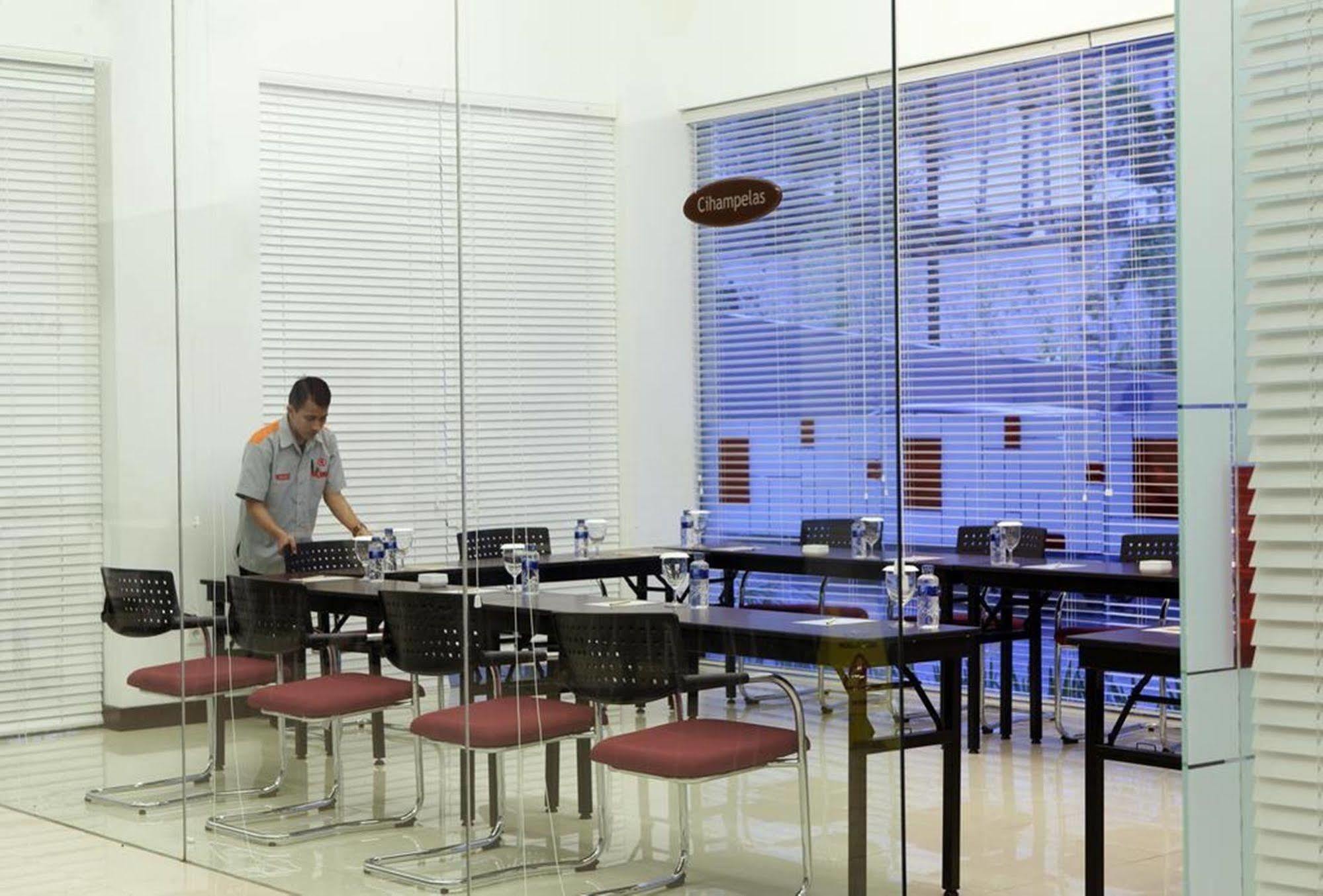 Amaris Hotel Cihampelas Bandung Exterior photo